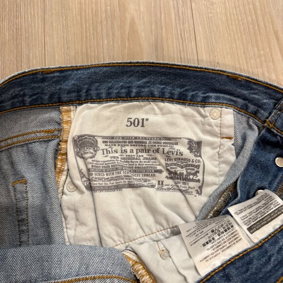 Levi's Women's 501 Original High-Rise Cut Off Distressed Jean Shorts Size 33 - Picture 4 of 4